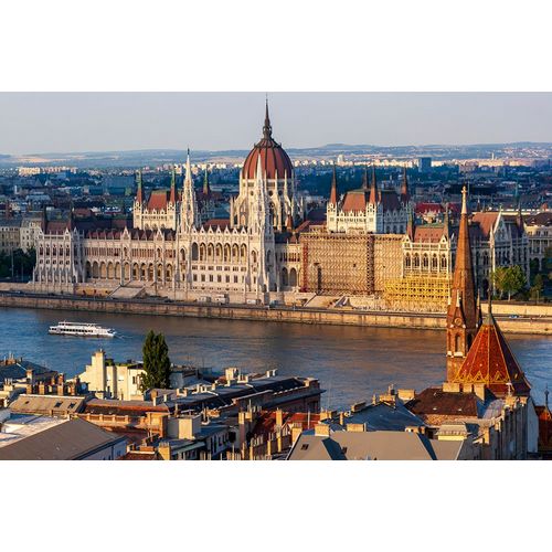 Haseltine, Tom 아티스트의 Tour boat passes Hungarys Parliament-built between 1884-1902 is the countrys largest building-It ha작품입니다.